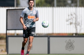 Danilo Avelar na atividade da manhã desta segunda-feira no CT Dr. Joaquim Grava