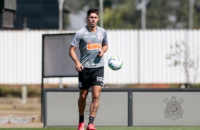 Danilo Avelar na atividade da manhã desta segunda-feira no CT Dr. Joaquim Grava