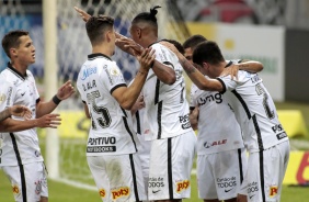 J e companheiros comemorando seu gol contra o Atltico Mineiro, pelo Brasileiro