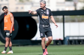 Jogadores na atividade da manhã desta segunda-feira no CT Dr. Joaquim Grava
