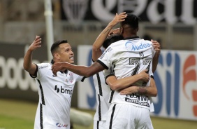 Sdicley e Jô comemorando o gol do atacante contra o Atlético Mineiro
