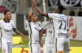 Sidcley, Jô e Gabriel comemorando o gol do atacante contra o Atlético Mineiro
