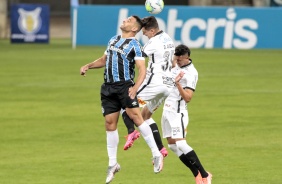 Avelar e Cantillo durante jogo contra o Grêmio, pelo Campeonato Brasileiro