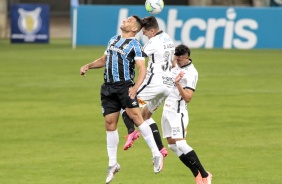 Avelar e Cantillo durante jogo contra o Grmio, pelo Campeonato Brasileiro