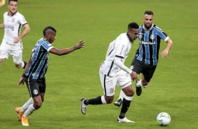 Jô durante jogo contra o Grêmio, pelo Campeonato Brasileiro