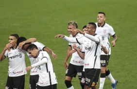 Elenco do Corinthians durante a comemoração do gol de Léo Natel