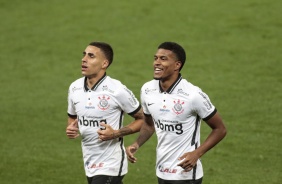 Gabriel e Léo Natel, dois dos titulares do Corinthians, em ação contra o Coritiba