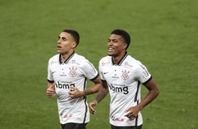 Gabriel e Lo Natel, dois dos titulares do Corinthians, em ao contra o Coritiba