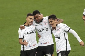 Gabriel, Lo Natel e Fagner em comemorao do primeiro gol corinthiano