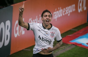 Gustavo marcou o terceiro gol do Corinthians na partida
