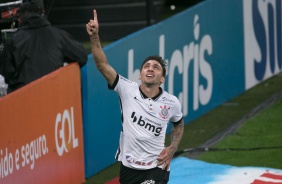 Gustavo Silva comemorando o terceiro gol do Corinthians contra o Coritiba