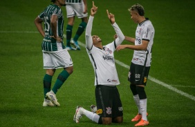 J e Cantillo comemorando o gol do Corinthians contra o Coritiba