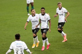 Léo Natel abriu o placar para o Corinthians diante do Coritiba