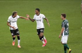 Léo Natel e Cantillo durante comemoração do gol