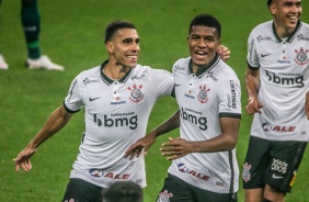 Lo Natel, Gabriel e Cantillo comemorando o primeiro gol do Corinthians contra o Coritiba