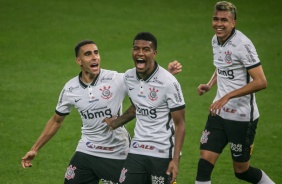 Lo Natel, Gabriel e Cantillo comemorando o primeiro gol do Corinthians