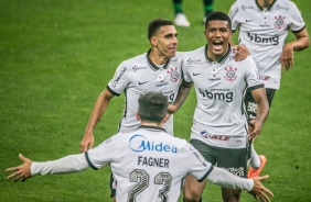 Lo Natel marcou o primeiro gol do Corinthians na partida contra o Coritiba