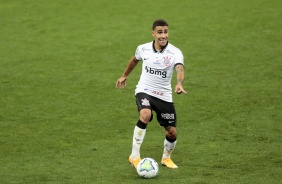 Mesmo contestado, Gabriel foi titular do Corinthians diante do Coritiba