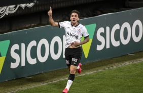 Gustavo durante comemorao de seu gol na partida contra o Coritiba