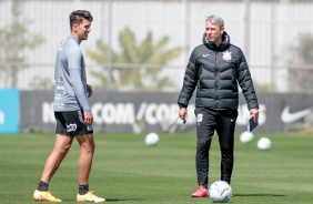 Avelar e Tiago Nunes no treino desta segunda-feira no CT Joaquim Grava