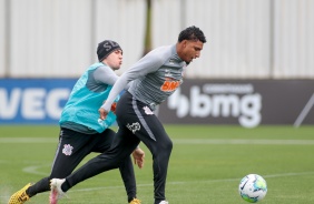 Piton e Éderson no treino deste domingo para enfrentar o Fortaleza, pelo Brasileirão