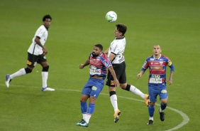 Avelar durante disputa de cabea no jogo contra o Fortaleza