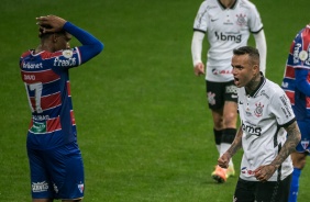 Luan comemora o gol de empate do Corinthians contra o Fortaleza
