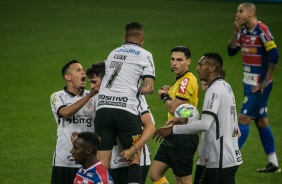 Luan e os jogadores do Corinthians comemoram o gol de empate contra o Fortaleza