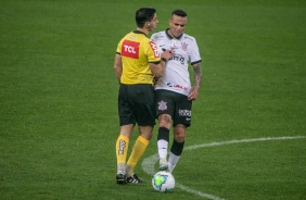 Luan  segurado pelo rbitro durante o jogo contra o Fortaleza