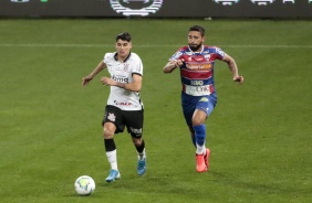 Araos voltou a ser titular do Corinthians diante do Fortaleza