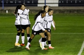 Adriana comemorando seu gol contra a Ferroviária, pelo futebol feminino