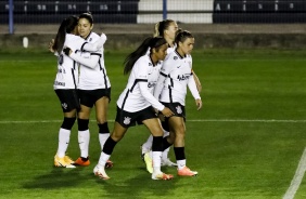 Adriana comemorando seu gol contra a Ferroviria, pelo futebol feminino