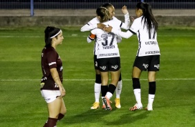Tamires, Victoria e Adriana no jogo contra a Ferroviria, na volta do futebol feminino