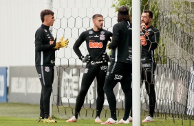 Goleiros do Corinthians seguem treinando no CT Joaquim Grava