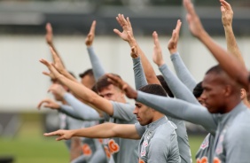 Jogadores do Corinthians seguem treinando no CT Joaquim Grava