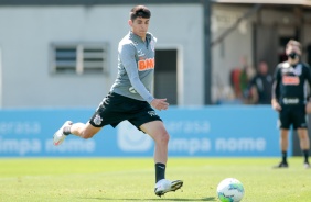 ngelo Araos no treino desta quinta-feira no CT Joaquim Grava