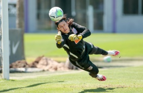 Goleiro Cssio treina no CT Joaquim Grava aps vitria sobre o Gois