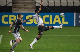 Atacante Jô no duelo entre Corinthians e Botafogo na Neo Química Arena