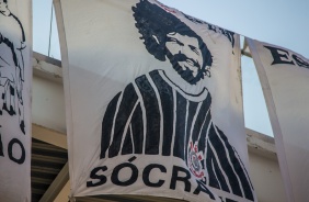 Bandeirão do Sócrates no duelo entre Corinthians e Botafogo na Neo Química Arena