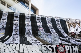 Bandeirões do Casagrande no duelo entre Corinthians e Botafogo
