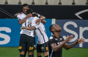 Elenco comemorando gol de Jô, contra o Botafogo, nos acréscimos do jogo
