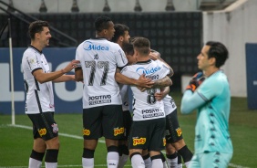 Elenco comemorando o gol de Fagner no duelo entre Corinthians e Botafogo na Neo Química Arena