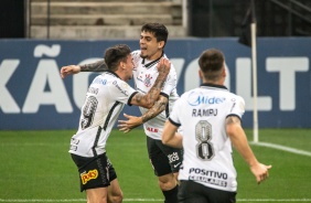 Fagner comemorando seu gol no jogo entre Corinthians e Botafogo na Neo Química Arena