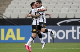 Fagner e Gustavo Silva no jogo contra o Botafogo, na Neo Química Arena