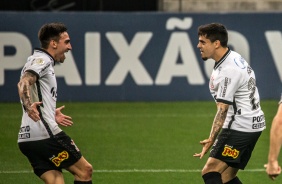Gustavo Silva e Fagner comemorando o gol do lateral contra o Botafogo, na Neo Química Arena