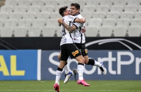 Gustavo Silva e Fagner no jogo contra o Botafogo, na Neo Química Arena