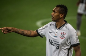 Jô no duelo entre Corinthians e Botafogo na Neo Química Arena
