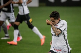 Lateral Fagner no jogo contra o Botafogo, na Neo Qumica Arena