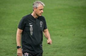 Tiago Nunes no embate contra o Botafogo, na Neo Qumica Arena