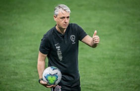 Tiago Nunes no jogo contra o Botafogo, na Neo Química Arena